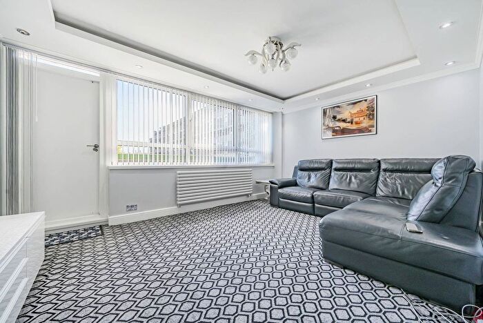 3 Bedroom Flat To Rent In Hampson Way, Stockwell, London, SW8