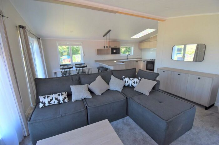 2 Bedroom Detached Bungalow For Sale In Ridgeway Park Resort, Manorbier, SA70