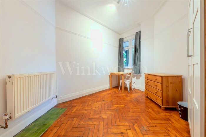 Apartment To Rent In Hoop Lane, London, NW11