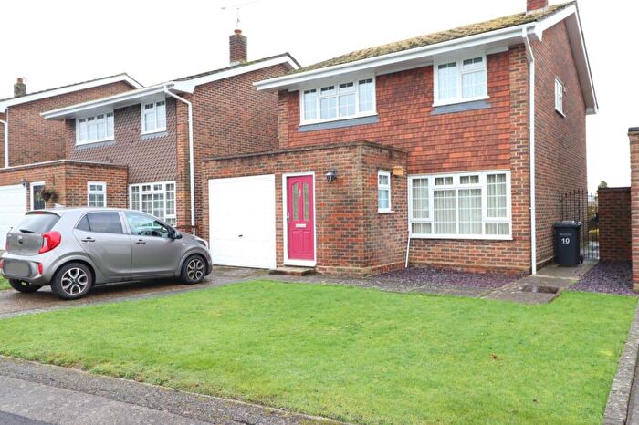 3 Bedroom Detached House For Sale In Lakeside, Rayleigh, SS6