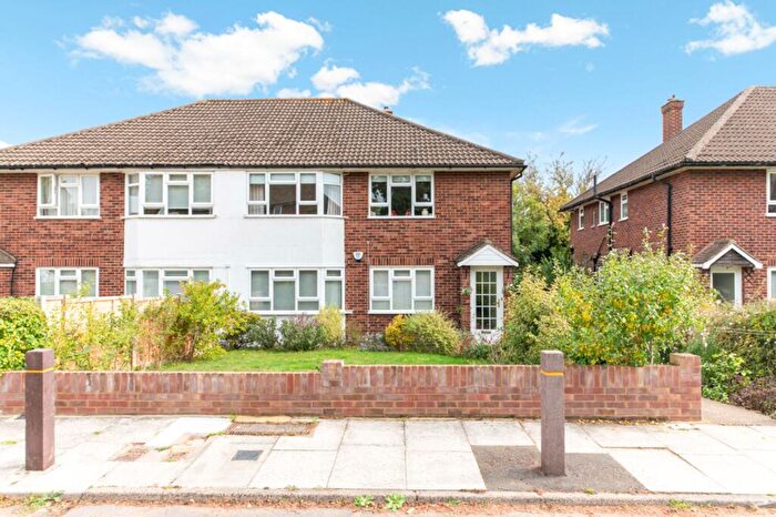 2 Bedroom Maisonette For Sale In Shrewsbury Close, Surbiton, KT6