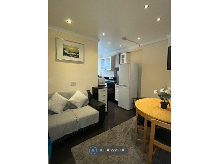 2 Bedroom Flat To Rent In Rashleigh House, London, WC1H