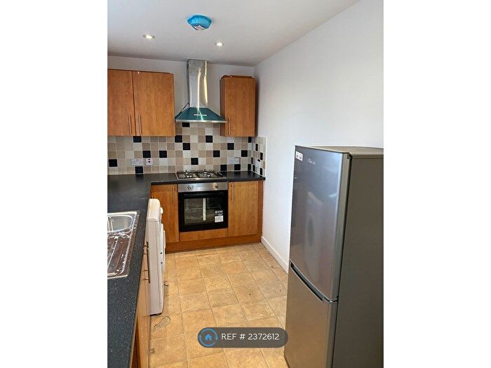 2 Bedroom Flat To Rent In Royal Court, Birkenhead, CH42
