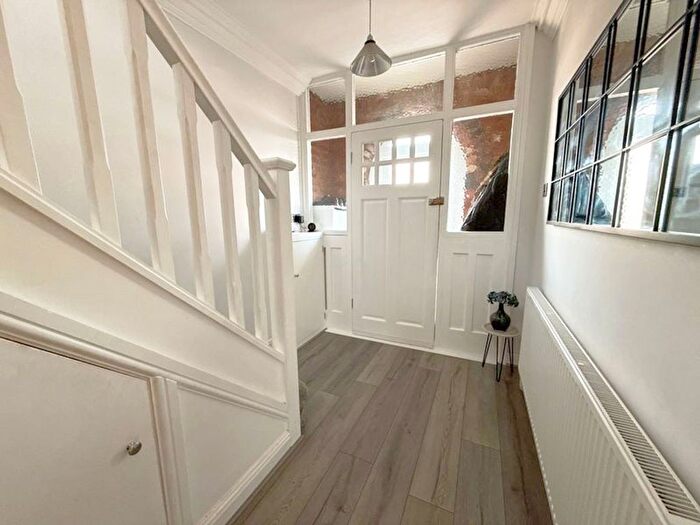 3 Bedroom Semi-Detached House For Sale In Baldwin Road, Leicester, LE2