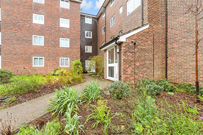 2 Bedroom Flat For Sale In Somers Close, Reigate, Surrey, RH2