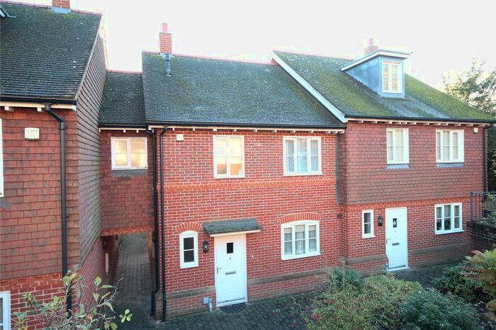 3 Bedroom Semi-Detached House To Rent In Oak Tree Close, Sevenoaks, Kent, TN13