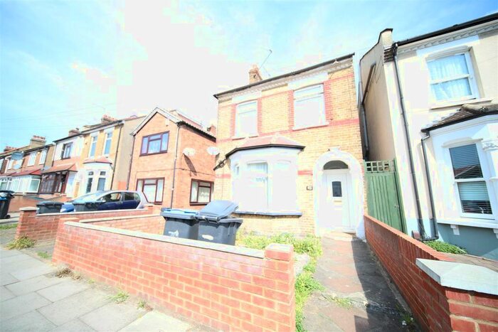 3 Bedroom Flat To Rent In Park Road, Enfield, EN3