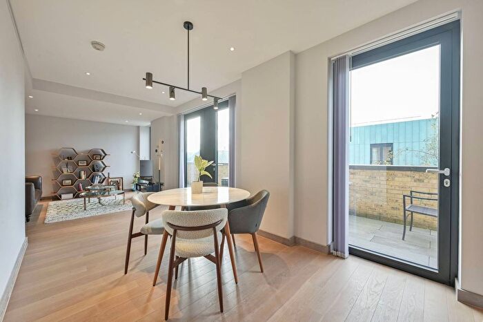 2 Bedroom Flat For Sale In Drapers Yard, Wandsworth Town, London, SW18