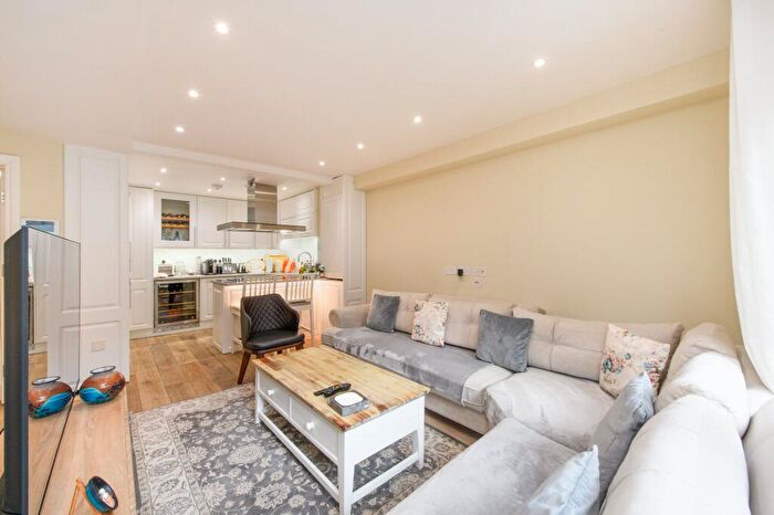 3 Bedroom Maisonette For Sale In Agar Grove, Camden, NW1