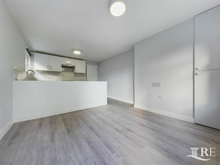 3 Bedroom Flat To Rent In Minet Avenue, London, NW10