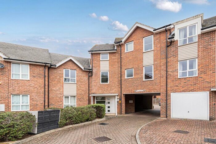 2 Bedroom Flat To Rent In Harrow Close, Addlestone, Surrey, KT15