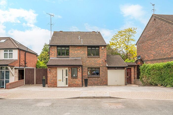 5 Bedroom Detached House For Sale In The Highway, Stanmore, HA7