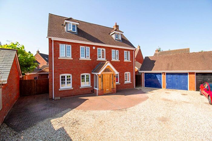 6 Bedroom Detached House For Sale In West Tisted Close, Fleet, GU51
