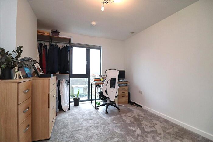 2 Bedroom Flat For Sale In Guildford Road, Woking, Surrey, GU22