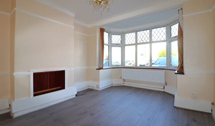 2 Bedroom Flat To Rent In Tylehurst Gardens, Ilford, IG1