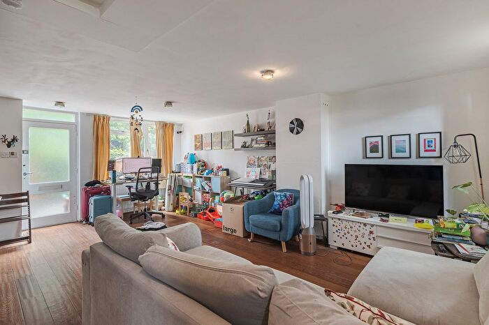 2 Bedroom Flat To Rent In St Pauls Court, Barons Court, W14