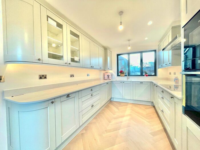 3 Bedroom Flat To Rent In Oakleigh Road North, London N20