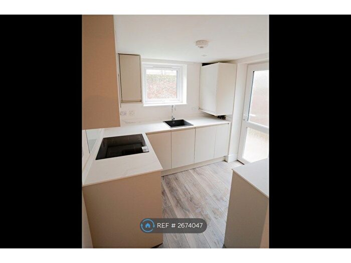 1 Bedroom Flat To Rent In Smyrks Road, London, SE17