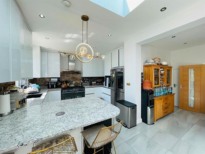 6 Bedroom Property To Rent In To Let Vista Drive, Ilford, IG4