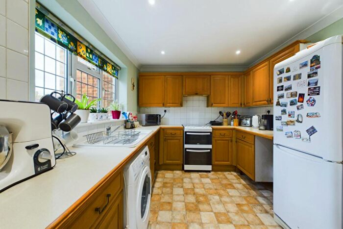 2 Bedroom End Of Terrace House For Sale In Lyne Way, Warners End, HP1