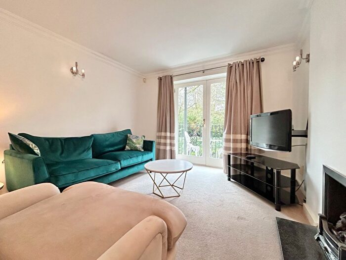 2 Bedroom Flat To Rent In Quarry Dene, Weetwood, Leeds, LS16