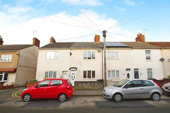 3 Bedroom Terraced House To Rent In Redcliffe Street, Rodbourne, Swindon, SN2
