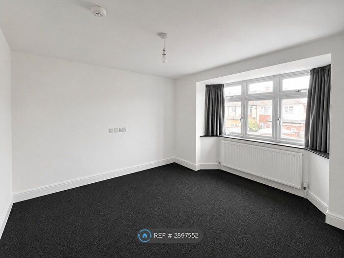 4 Bedroom Flat To Rent In Charlton Road, Harrow, HA3