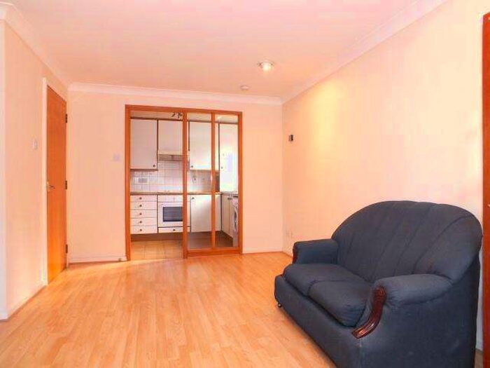 Flat To Rent In Beechwood Grove, Acton, W3