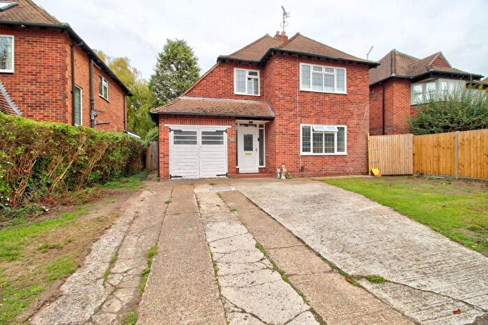 4 Bedroom Detached House For Sale In Priest Avenue, Wokingham, RG40