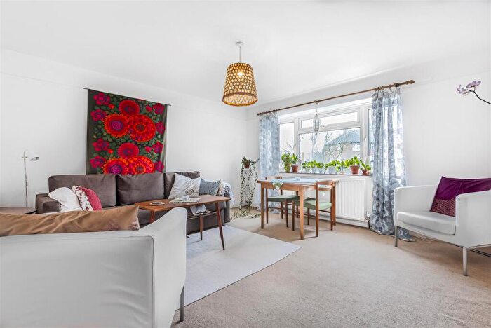 2 Bedroom Flat To Rent In Priests Bridge, East Sheen, SW14