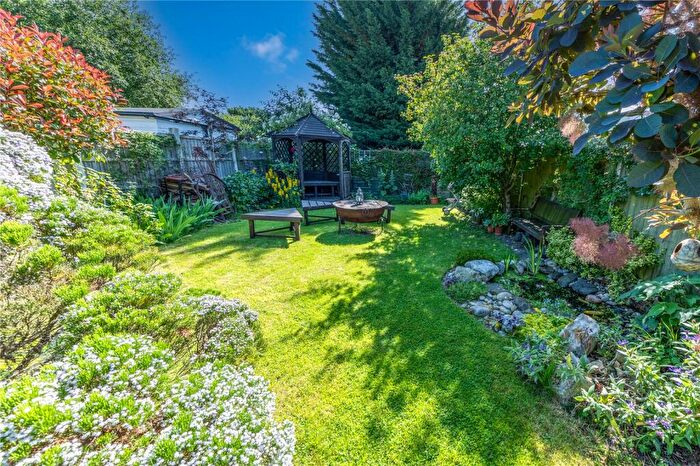 3 Bedroom Semi-Detached House For Sale In Heywood Drive, Luton, Bedfordshire, LU2