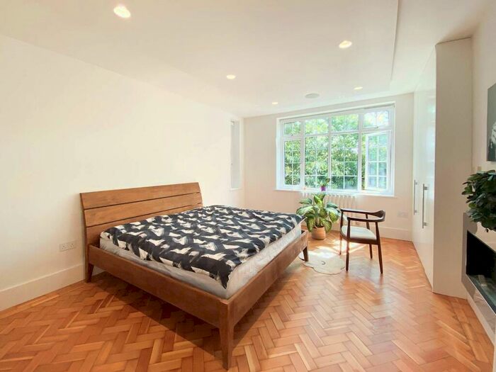 3 Bedroom Flat To Rent In Wood Lane, Highgate, London, N6