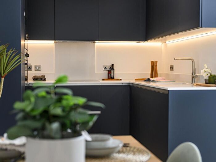 2 Bedroom Flat For Sale In Civic Street, Hounslow, TW3