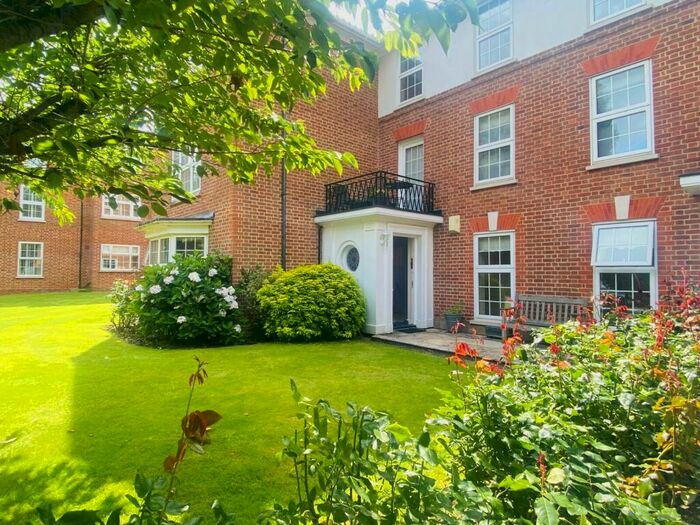 3 Bedroom Apartment To Rent In Phyllis Court Drive, Henley-on-Thames, Oxfordshire, RG9