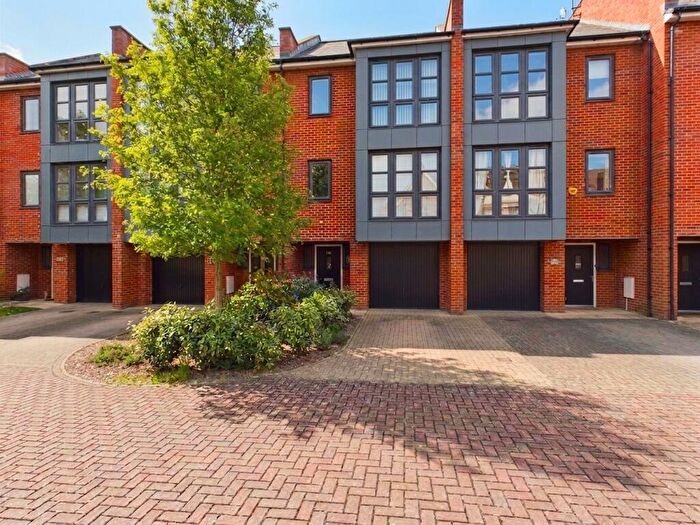 5 Bedroom Town House For Sale In Provis Wharf, Aylesbury, HP20
