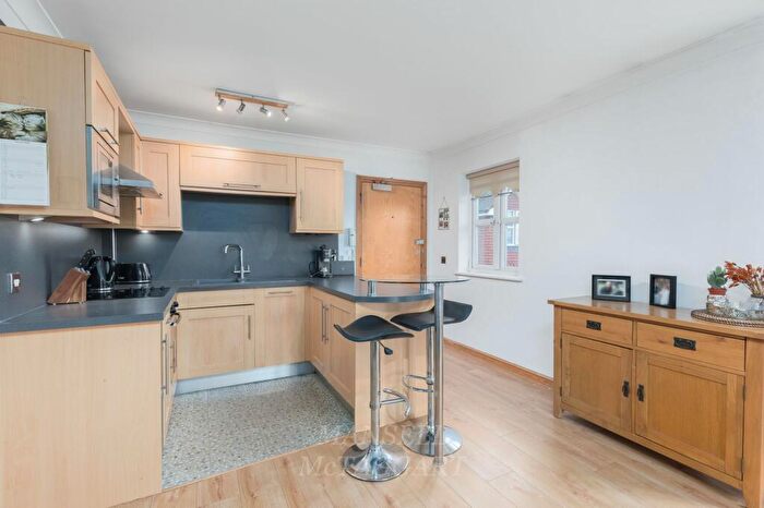 1 Bedroom Flat For Sale In Hermitage Road, East Grinstead, RH19