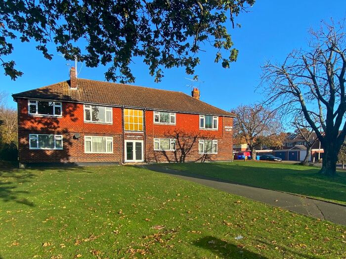 3 Bedroom Flat To Rent In Anchor Meadow, Farnborough GU14
