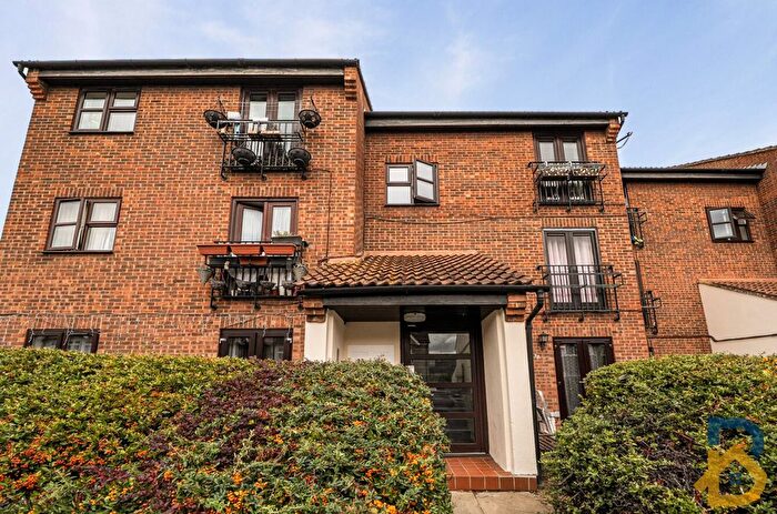 2 Bedroom Flat For Sale In Shafter Road, Dagenham, RM10