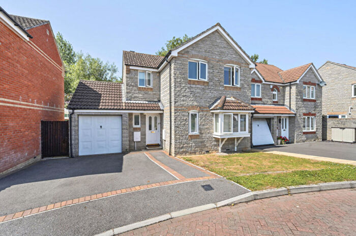 3 Bedroom Detached House For Sale In Forth Close, Street, BA16