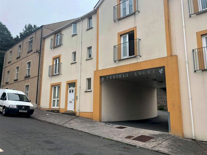 2 Bedroom Flat To Rent In Preseli Court, Pembroke Street, Pembroke Dock, SA72
