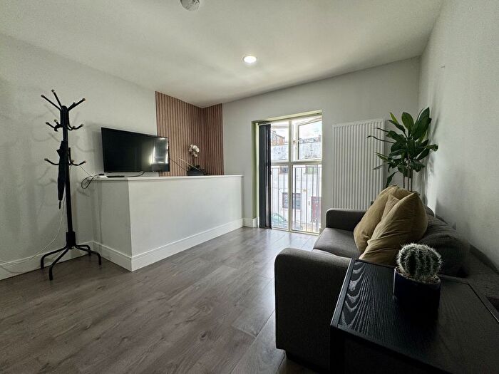 1 Bedroom Flat To Rent In Queens Crescent, Kentish Town, NW5