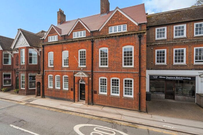 2 Bedroom Flat To Rent In South Street, Farnham, GU9