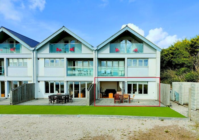 3 Bedroom Flat For Sale In The Lodge, Castle Beach, TR11