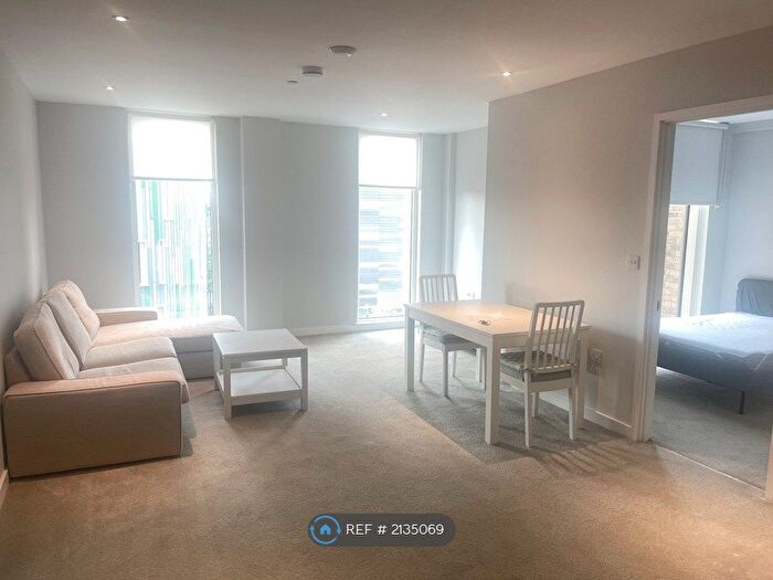2 Bedroom Flat To Rent In Burlington Square, Manchester, M15