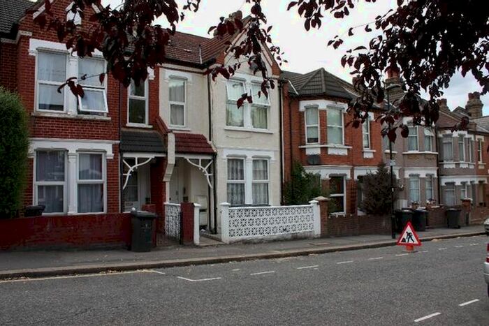 2 Bedroom Flat To Rent In Harpenden Road, London, SE27