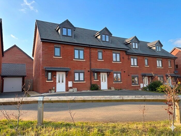 4 Bedroom End Of Terrace House For Sale In Luffield Close, Daventry, Northamptonshire, NN11