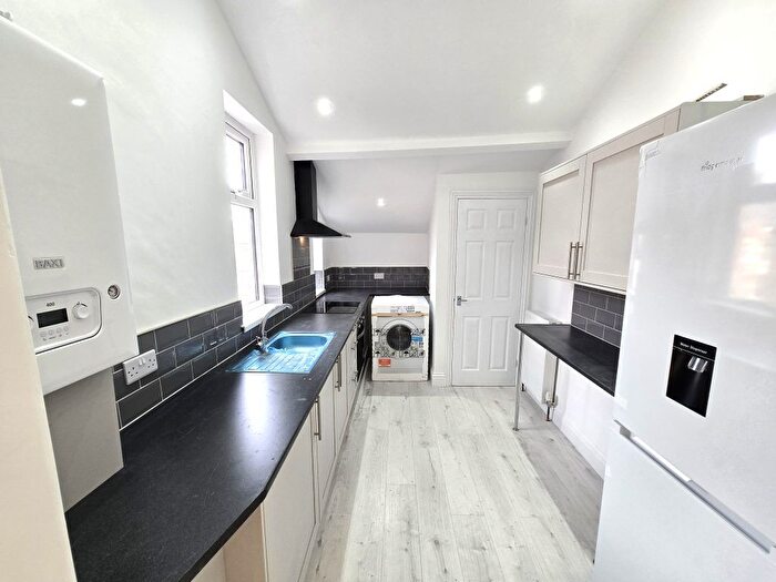 2 Bedroom Flat To Rent In Rothbury Terrace, Heaton, Newcastle Upon Tyne, NE6