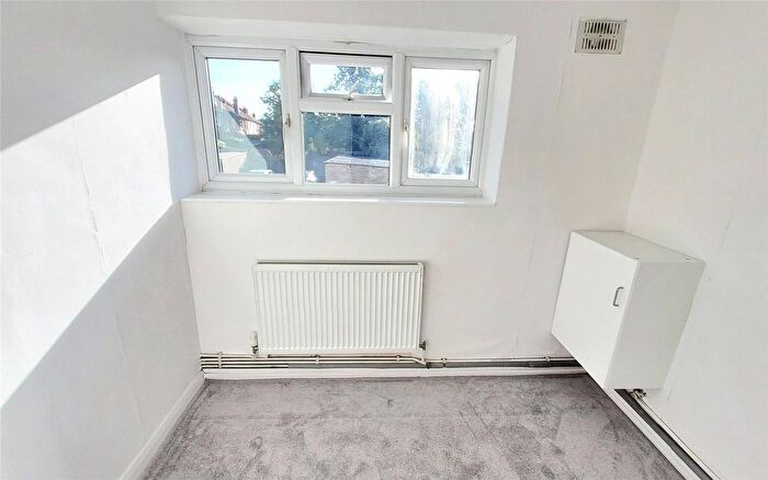 3 Bedroom Flat To Rent In Pinner View, Harrow, Greater London, HA1