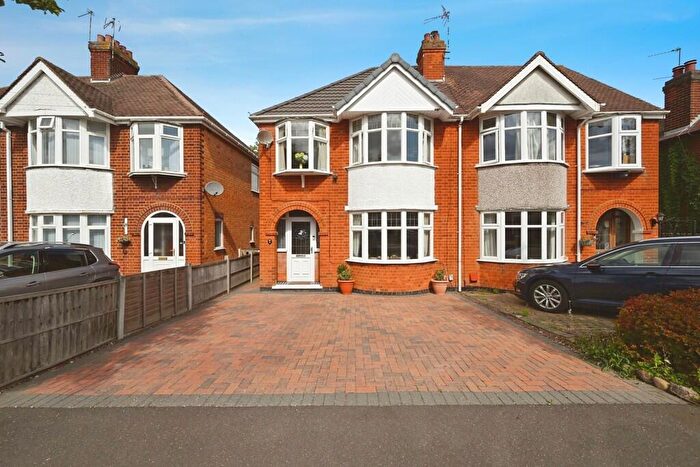 3 Bedroom Semi-Detached House For Sale In Malvern Avenue, Rugby, CV22