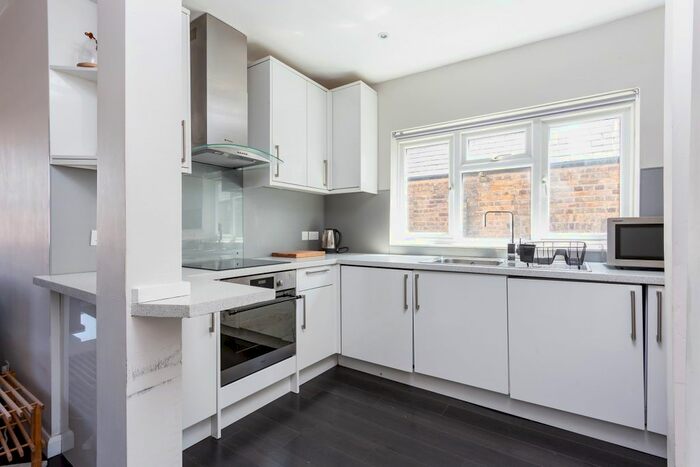 2 Bedroom Flat To Rent In Gautrey Road, London, SE15